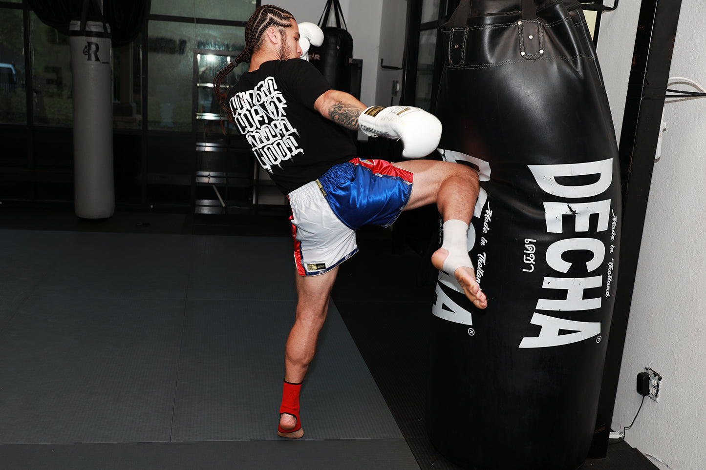 A photo of Eddie Abasolo working on the bag using the rhythm of muay thai solo training system
